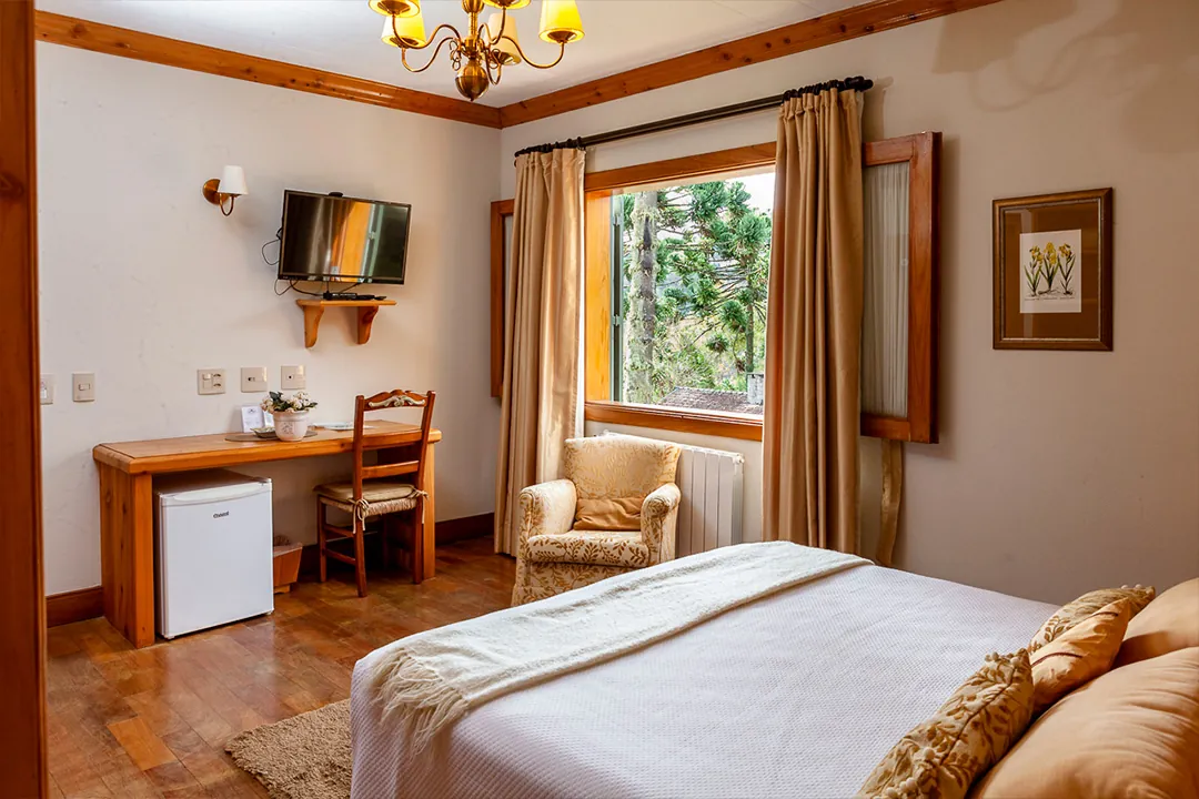 Quarto forrado de madeira do hotel